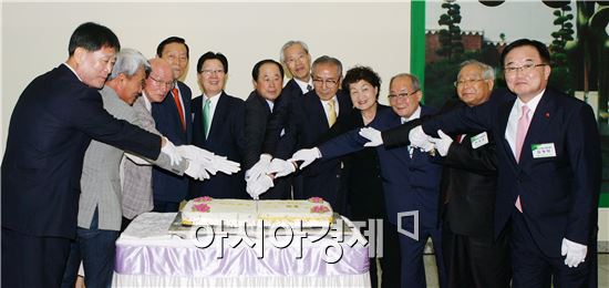 3일 오후 열린 전남대학교 개교 62주년 기념 용봉인의 밤 행사에서 지병문 총장과 허정 동창회장 등 참석자들이 축하케익을 자르고 있다.