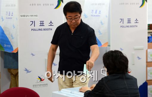 [포토]투표하는 유권자