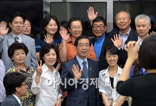 [포토]자원봉사자들과 기념 사진찍는 박원순 후보