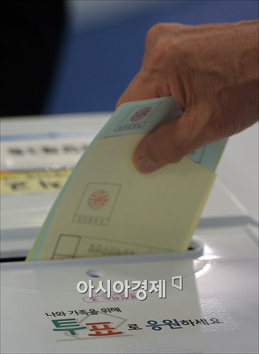 ▲제6회 전국동시지방선거 4일 오전 6시부터 시작된 가운데 투표소에서 한 유권자가 투표를 마치고 기표지를 투표함에 넣고 있다.