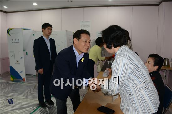 [포토]투표참관인들과 악수하는 윤장현 광주시장 후보