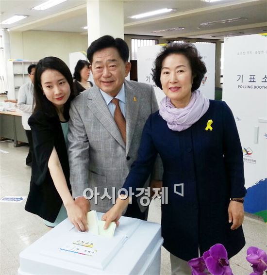 [포토]조충훈 순천시장 후보, 가족과 함께 귀중한 투표행사  참여