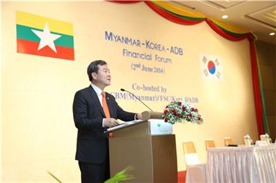 ▲신제윤 위원장이 2일 미얀마 네피도에서 개최된 '한-미얀마-ADB 금융포럼'에서 축사를 하고 있다.