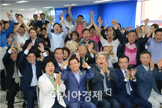 [포토]환호하는 윤장현 광주시장 후보와 지지자들