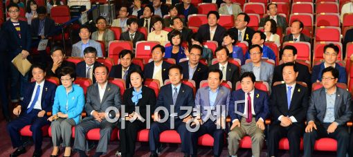 [포토]출구조사 보는 새정치민주연합 지도부