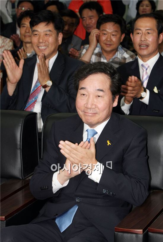새정치민주연합 이낙연 전남도지사 후보와 지지자들이  4일 선거캠프에서 선거개표상황실에서 출구조사 방송을 보고 박수를 치고있다. 사진제공=이낙연 전남도지사 후보측