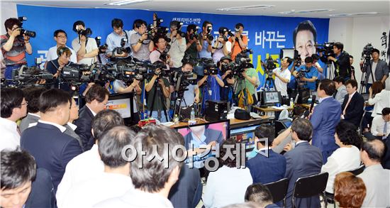 4일 새정치민주연합 윤장현 광주시장 후보가 방송 3사 출고조사 결과 59.2%, 강운태 무소속 후보 31.6%보다 27.6% 앞선 것으로 발표 되자 선거 캠프에서 환호가 터져 나왔다. 이에 윤장현 선거사무실에는 취재진들이 대거 몰려들어 취재열기도 후끈 달아올랐다.