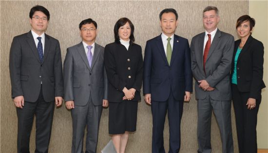 김영민(왼쪽에서 4번째) 특허청장, 미쉘 리(왼쪽에서 3번째) 미국특허청 차장 등 주요 관계자들이 업무협약 후 기념사진을 찍고 있다.
 