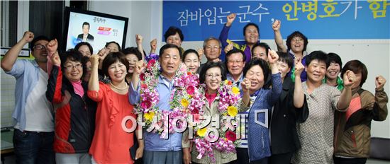 제6회 전국동시지방선거가 치러진 4일 오후 안병호 새정치민주연합 전남 함평군수 후보가 당선이 유력시 되자 선거캠프에서 지지자들과 함께 환호하고 있다. 사진제공=안병호 후보 선거캠프