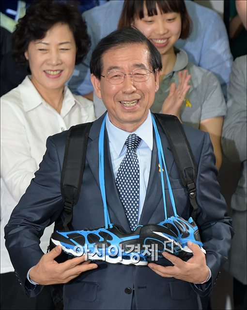 [포토]신발 선물이 마음에 든 박원순 당선자