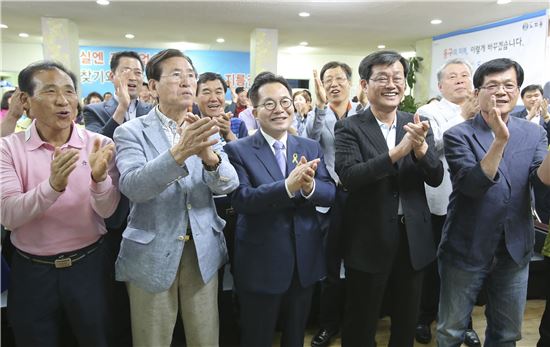 제6회 전국동시지방선거에서 광주광역시 동구청장에 새정치민주연합 노희용(왼쪽에서 세번째) 후보가 당선됐다.