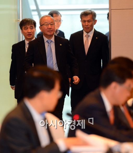 [포토]입장하는 현오석 부총리