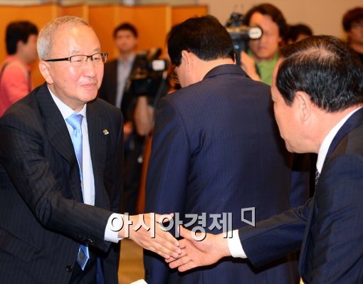 [포토]인사 나누는 현오석 부총리