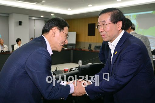 [포토]시청 직원들과 인사하는 박원순 당선자 