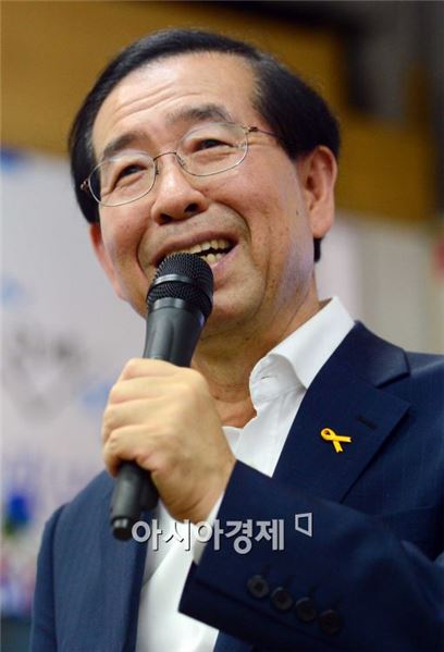 [포토]환한 미소 보이며 해단식에서 인사말 전하는 박원순