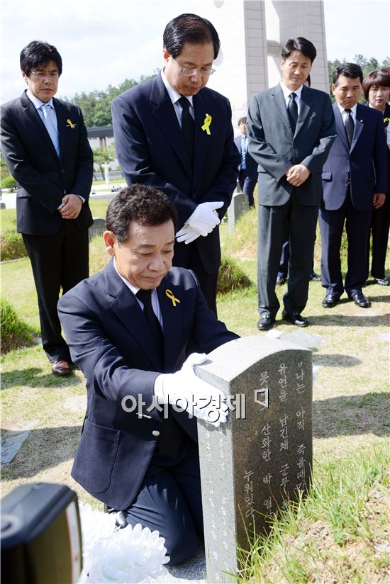 윤장현 광주시장 당선자가 새정치민주연합 지방선거 당선자들과 함께 5일 광주 국립 5.18민주묘역을 참배하고 고 박관현열사의 묘비를 쓰다듬고 있다.
