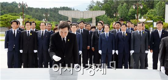 이낙연 전남도지사 당선자와 안병호 함평군수, 최형식 담양군수, 유근기 곡성군수 당선자등  전남 기초단체장 당선자 20여명이 묘역을 참배했다.

이 당선자는 참배후 "지역민들이 보내준 지지와 성원에 대해 감사한다"며 "당선자 모두가 당 소속에 관계없이 일심 단결해 전남발전을 위해 노력할 것을 다짐하겠다"고 말했다.
