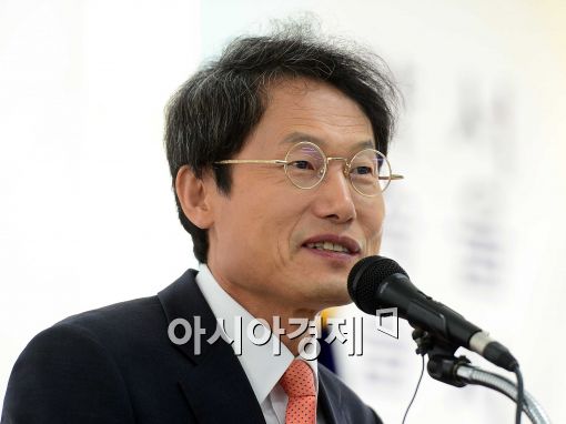 [포토]미소 짓는 조희연, 당선 소감 밝히며