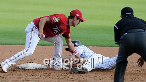 [포토]강한울, '도루는 어림없지!'