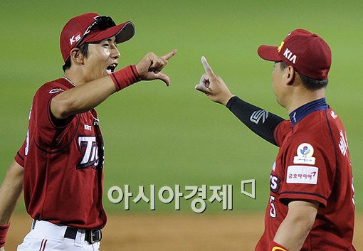 [포토]이대형, '친정팀 꺾고 승리의 세리머니'