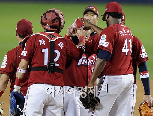 [포토]안치홍, '역전승엔 세리머니가 빠질 수 없지!'