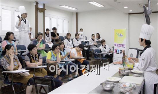호남대학교 조리과학과 봉사동아리 음식남녀(지도교수 김완수)는 5일 광산캠퍼스 현명관 조리시연실과 동양조리실습실에서 장애인 8명을 대상으로 재능나눔 봉사를 실시했다.
이날 봉사에는 음식남녀 동아리 회원 12명이 참여해 오삼불고기 만들기를 진행하며 장애인들이 가정에서 스스로 요리를 할 수 있도록 도왔다.