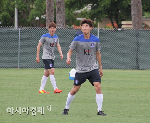축구대표팀 미드필더 하대성(오른쪽)과 김보경
