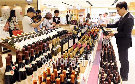 (주)광주신세계(대표이사 유신열) 지하 1층에 마련된 '와인 시즌 결산전' 행사장에서 고객들이 와인을 고르고 있다.