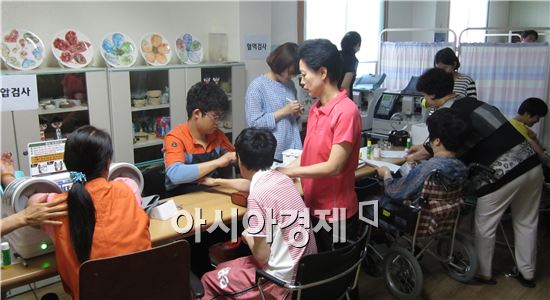 "봉사단 45명 참여…장애인 40여명 대상 복부,갑상선초음파 등 실시"
전남대학교병원 영상의학과는 최근 장애인 거주시설인 ‘애일의 집’을 방문해 의료봉사활동을 펼쳤다.
이번 의료봉사는 김윤현 영상의학과 교수를 비롯해 의사(7명), 방사선사(28명), 행정직원(13명) 등 의료봉사단 총 45명이 참여해 장애인 40여명을 대상으로 복부 및 갑상선초음파 검사, X-ray 검사, 혈액검사, 소변검사, 혈압측정 등을 실시했다.
전남대병원 영상의학과는 의료혜택의 기회가 적은 소외된 이웃들의 건강 증진을 위해 지난해부터 연 2회씩 봉사활동을 실시하고 있으며, 이번 봉사활동이 세 번째이다.
의료봉사단은 또한 시설청소, 빨래 등 노력봉사와 함께 기저귀 등 선물도 증정했다.
김윤현 교수는 “소외된 이웃들이 보다 건강하고 행복한 삶을 누릴 수 있도록 사랑나눔 활동을 진행하고 있다” 면서 “앞으로도 비록 작은 정성이지만 더 많은 어려운 이웃들에게 도움이 되도록 노력하겠다”고 밝혔다.