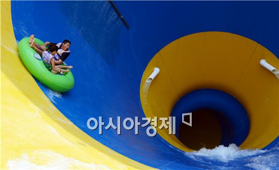 [포토]토네이도 타고 더위 식하는 관광객