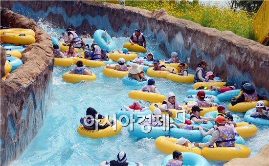 [포토]나주중흥골드스파에서 더위식하는 피서객들
