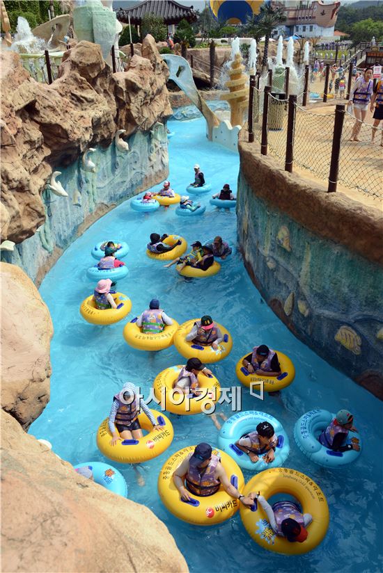 [포토]나주중흥골드스파에서 더위식하는 피서객들