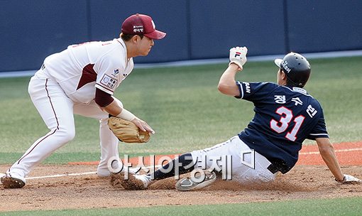 [포토]김민성, '타이밍은 아웃인데'