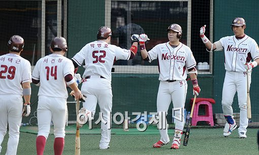 [포토]강정호, '(박)병호형! 역전 쓰리런 좋았어'