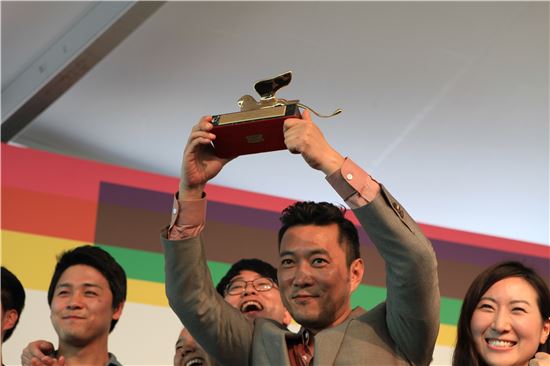 7일(현지시간) 베니스 국제건축전 공식 개막식에서 한국이 최초로 황금사자상을 수상했다. 사진은 황금사자상을 들어보이는 조민석 커미셔너.