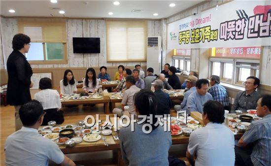 투게더광산 동곡동위원회(위원장 오금석)는 지난 5일 마을의 보훈가족을 초청해 간담회를 가졌다. 동곡동 주민들은 올해로 4년째 보훈가족 간담회를 이어오고 있다.
투게더광산 동곡동위원들은 이날 보훈가족 25명을 한 식당에 초청해 점심을 함께 하며 숭고한 희생정신에 감사의 뜻을 표했다.