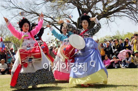 남원 춘향제행사 때 관객참여형 마당퍼포먼스