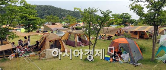[포토]장성 평림댐 테마공원에 설치된  수백여채 텐트 장관 