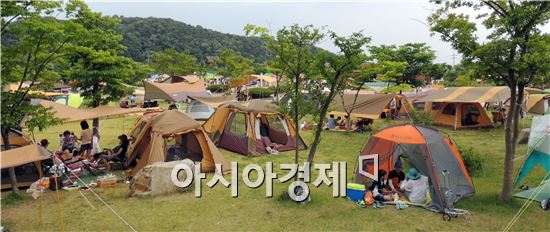 초여름 날씨를 보인 가운데 휴일인 8일 전남 장성군 평림댐 장미공원에 형형색색으로 만개했다. 관광객들이 테마공원에서 그윽한 장미향을 맡으면서 수백 여 채의 텐트를 설치해놓고 무더위를 식히고 있다.
장미공원은 총 8250㎡의 면적에 장미터널과 장미트렐리스 등의 구조물이 설치돼 지역 주민들을 비롯한 관광객들이 장미꽃을 배경으로 아름다운 추억을 만들기에 안성맞춤이다.