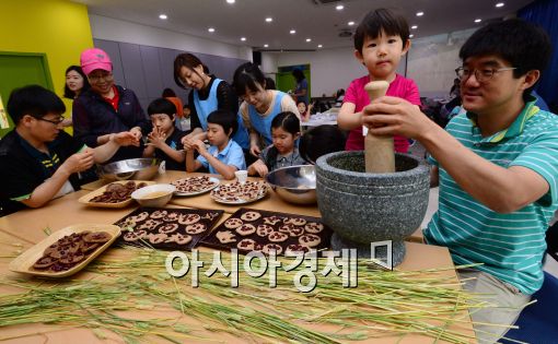 [포토]'보리개떡 만들어요~'