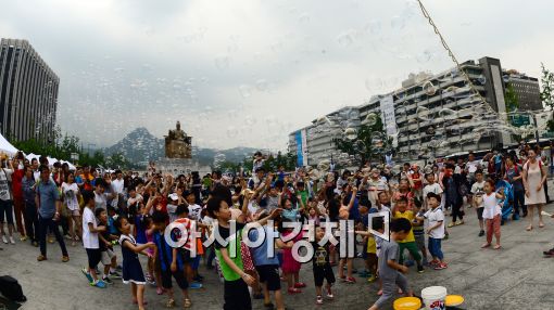 [포토]휴일 맞이 버블쇼 관람하는 어린이들