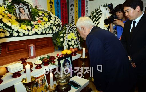 [포토]조문하는 김한길 새정치민주연합 공동대표