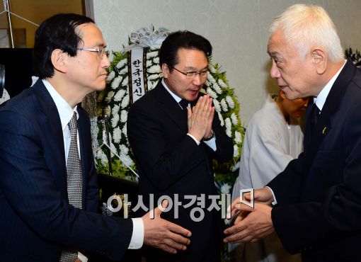 [포토]고 배춘희 할머니 빈소 찾은 김한길 공동대표