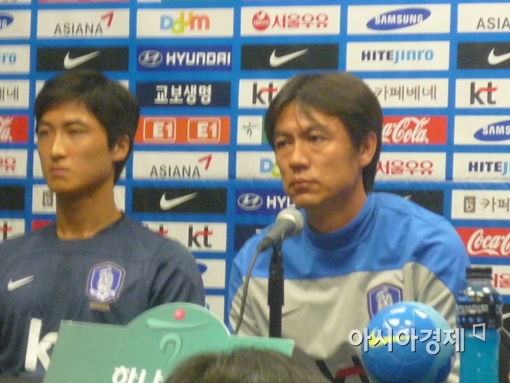 홍명보 감독(오른쪽)이 가나와의 최종 평가전을 앞두고 곽태휘와 함께 기자회견을 하고 있다.