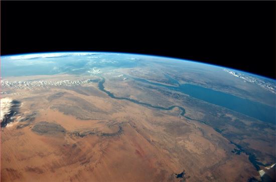 우주에서 내려다 본 이집트 사막과 홍해