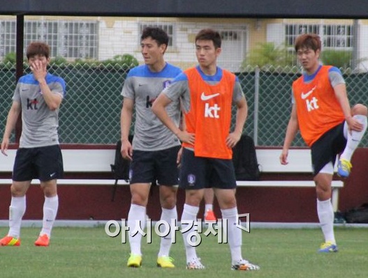 축구대표팀 지동원(왼쪽에서 두 번째)와 윤석영(오른쪽에서 두 번째]