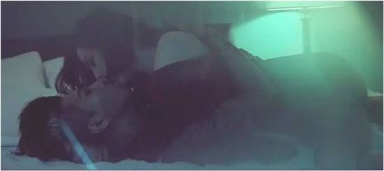 ▲태양과 민효린이 '새벽한시' 뮤직비디오에서 베드신을 연기했다. (사진: 태양 '새벽 한시' 뮤직비디오 캡처) 