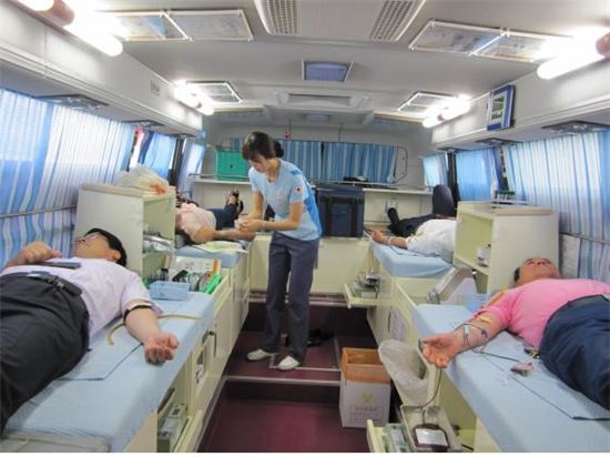 <한국도로공사 광주지사와 백양사휴게소 직원들이 9일 헌혈을 하고 있다.>