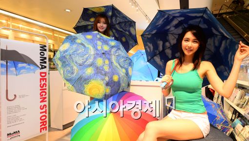 [포토]소나기 소식에…'예술 우산 어때요?'