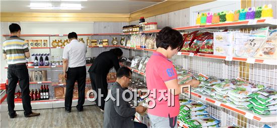 함평군이 엑스포공원 황소주차장 입구에 농특산물 상설 판매장을 개설했다.
